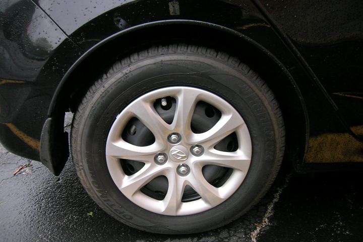 2012 Hyundai Accent, 14-inch wheel