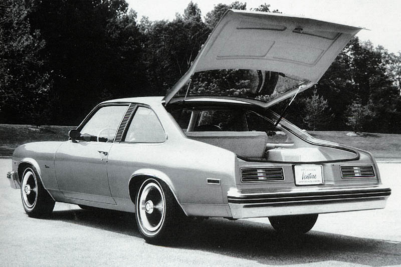 75vPontiacVenturaHatchbackCoupeB&W2