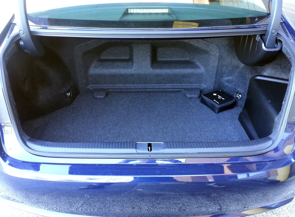 2015 Lexus ES 300h trunk 