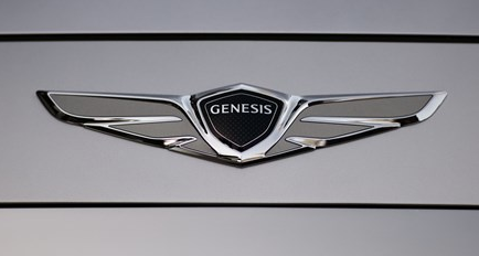 2017 Genesis G90 badge 