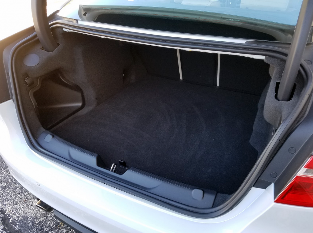 Jaguar XE trunk 