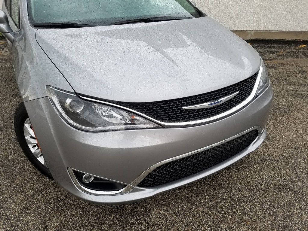 2017 Chrysler Pacifica front-end 