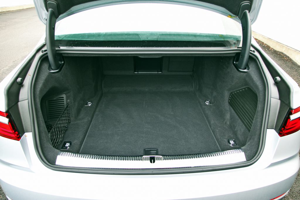 2019 Audi A8L trunk 