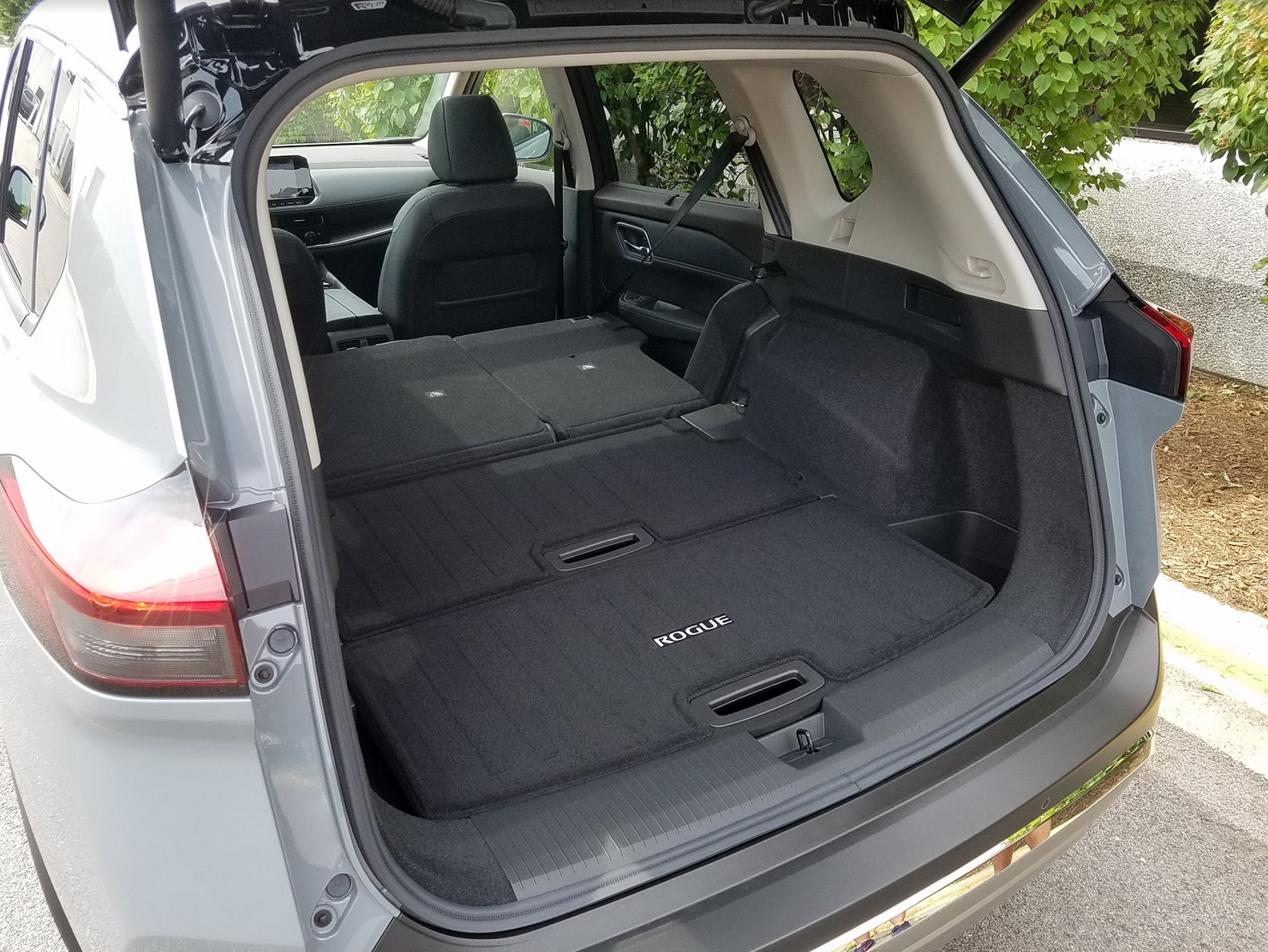 In addition to a spacious back-seat area, the Rogue’s rear doors are generously sized, and they open to almost 90 degrees. This makes entry and exit a breeze, and also makes it easier to get the little ones in and out of their car seats. Pull-up sunshades in the rear doors are another nice touch.