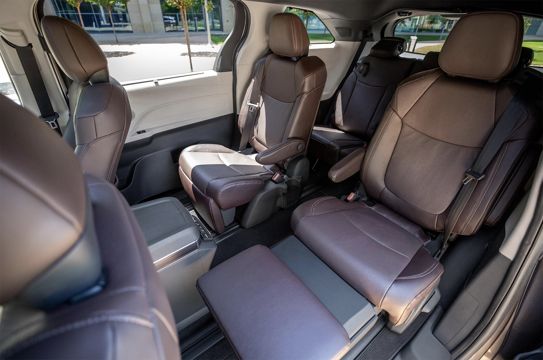 First Spin: 2021 Toyota Sienna | The Daily Drive | Consumer Guide® The