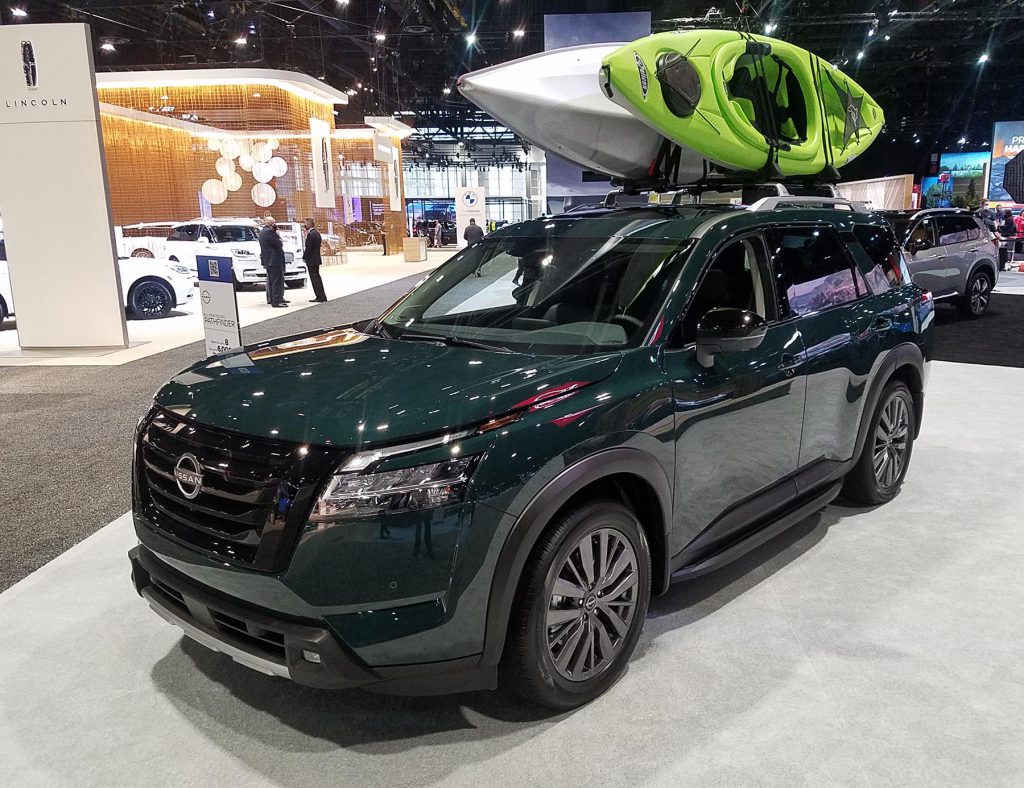 2022 Nissan Pathfinder in Obsidian Green Pearl