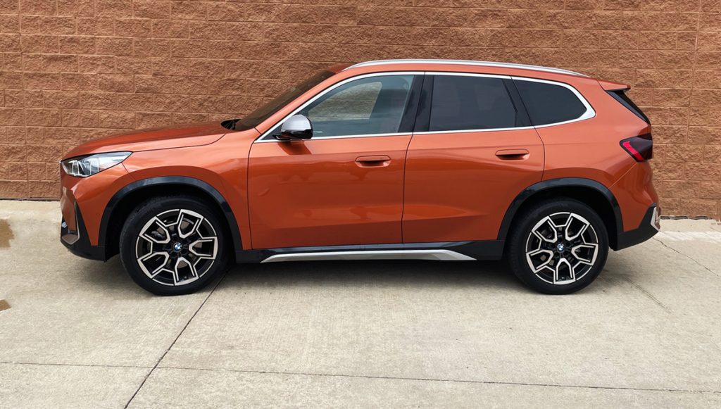 2023 BMW X1 xDrive28i、ユタ オレンジ