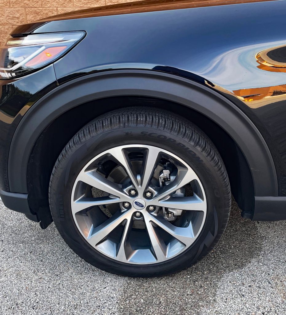 21-inch Dark Alloy wheels