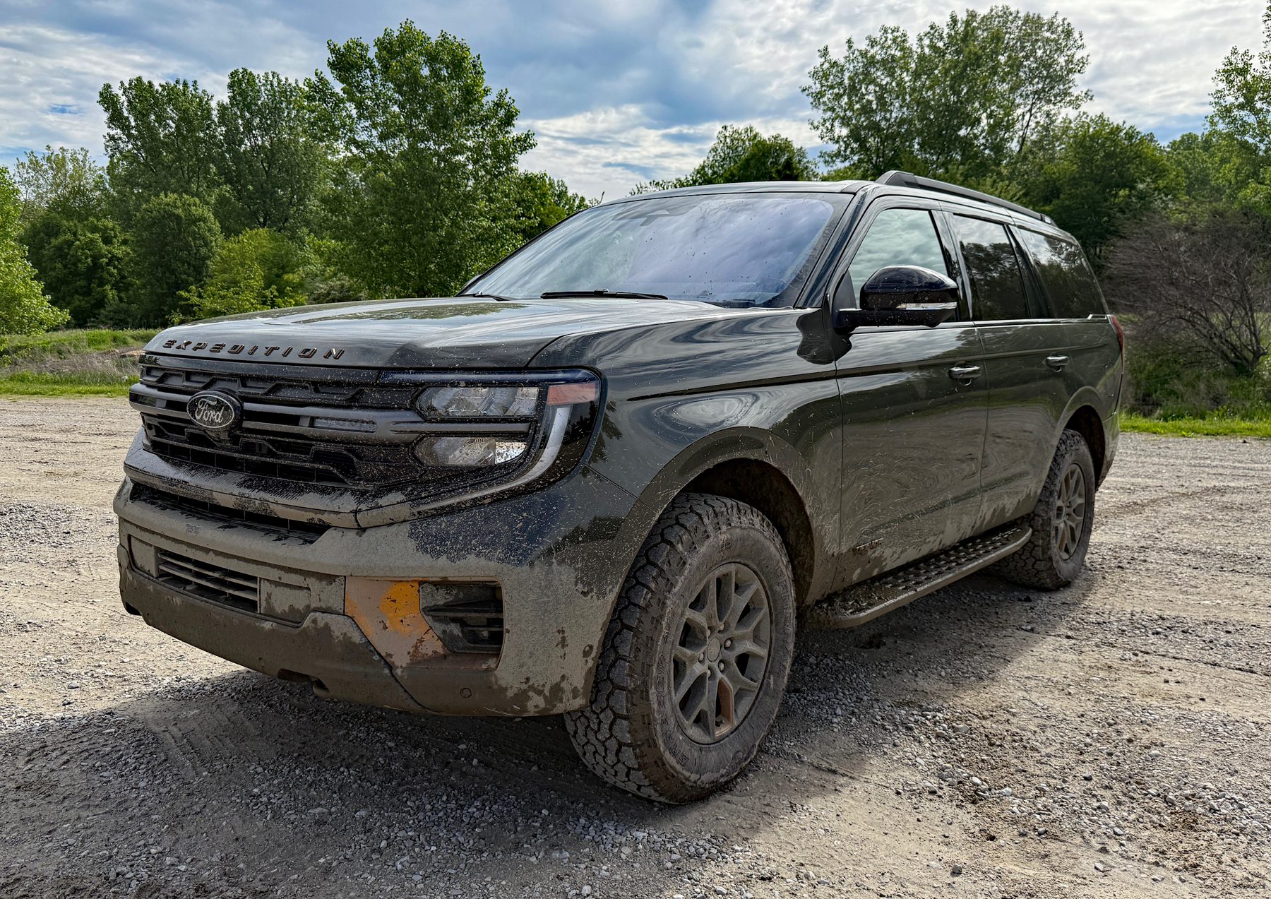 2025 Ford Expedition Tremor, front 3/4, muddy