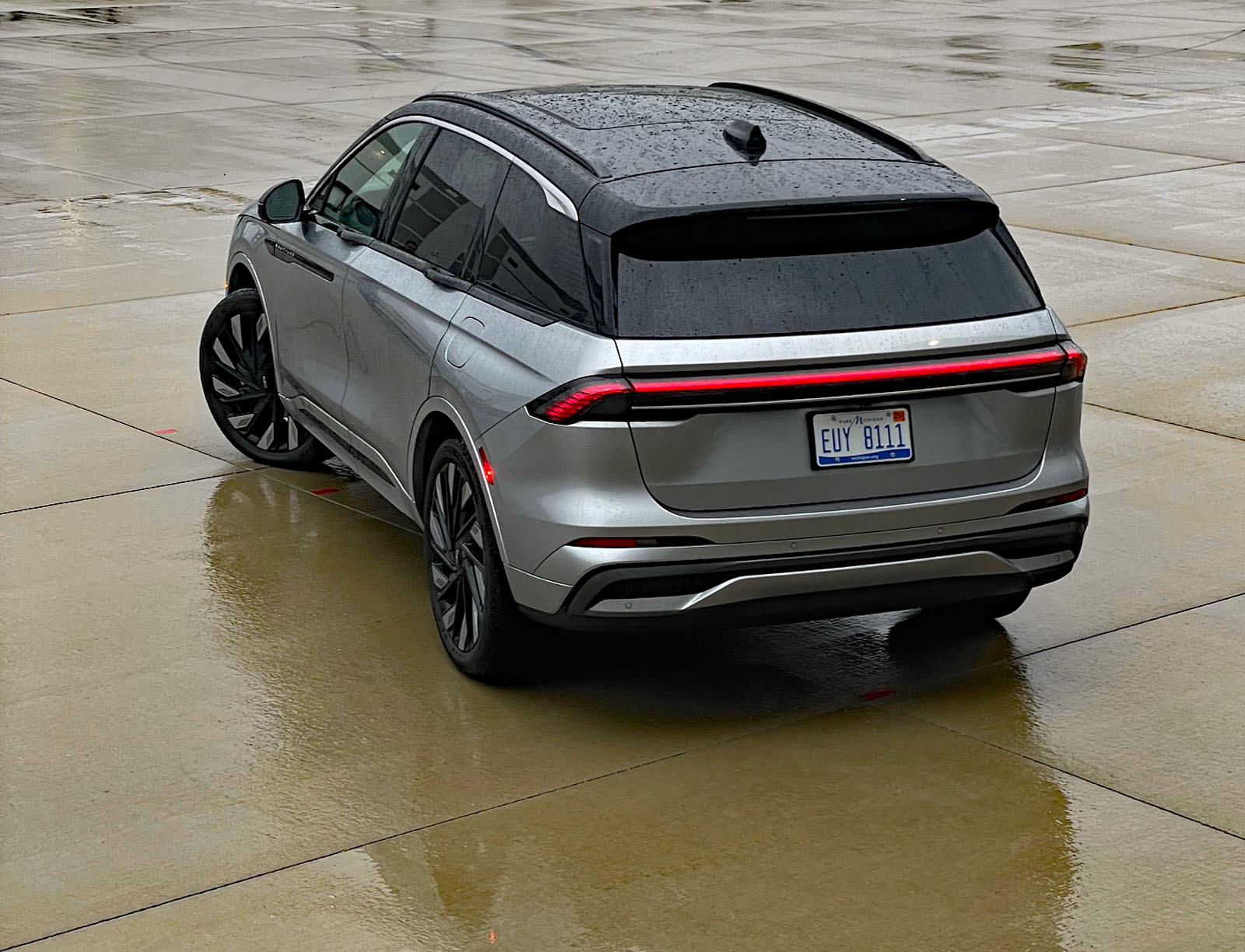 Rear 3/4 view, Silver Radiance,