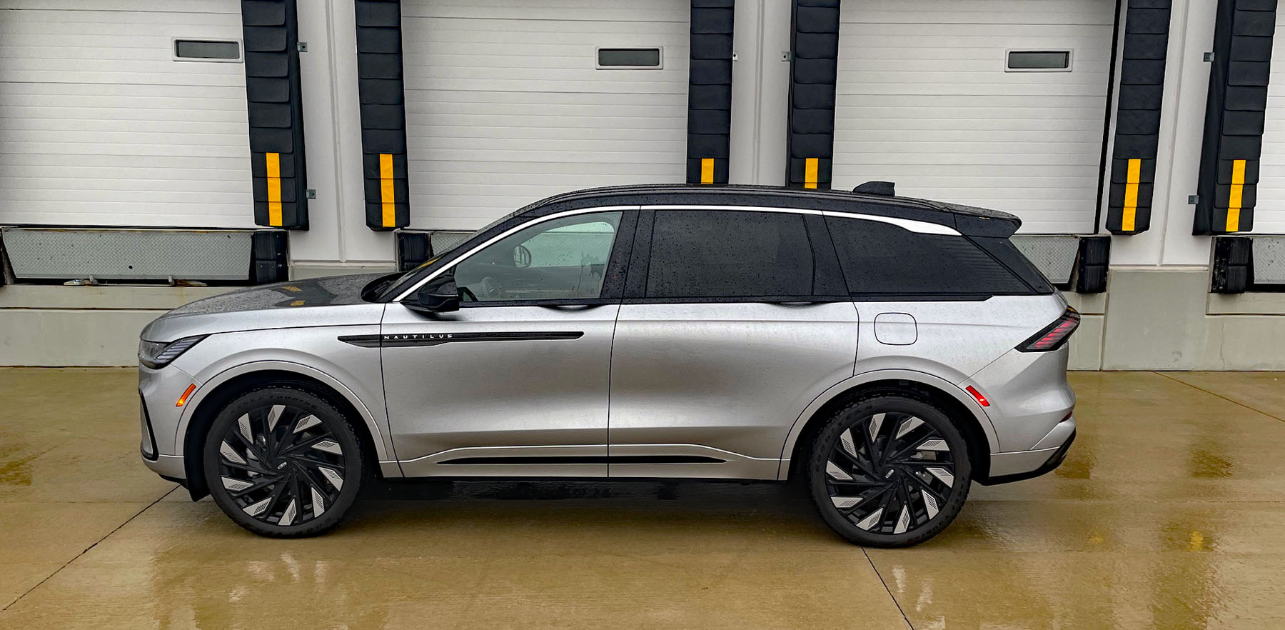 Profile, 2025 Lincoln Nautilus Black Label, Jet Appearance Package, 22-inch wheels, silver radiance