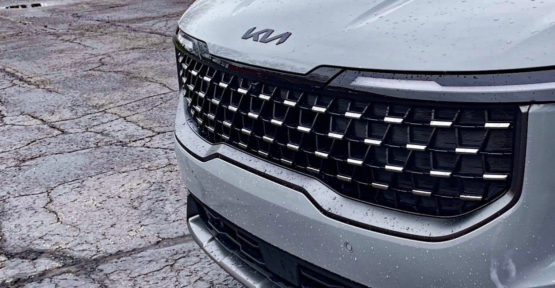 2025 Kia Carnival Hybrid SX Prestige in Ceramic Silver, Grille Detail