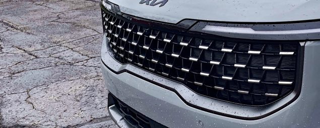2025 Kia Carnival Hybrid SX Prestige in Ceramic Silver, Grille Detail