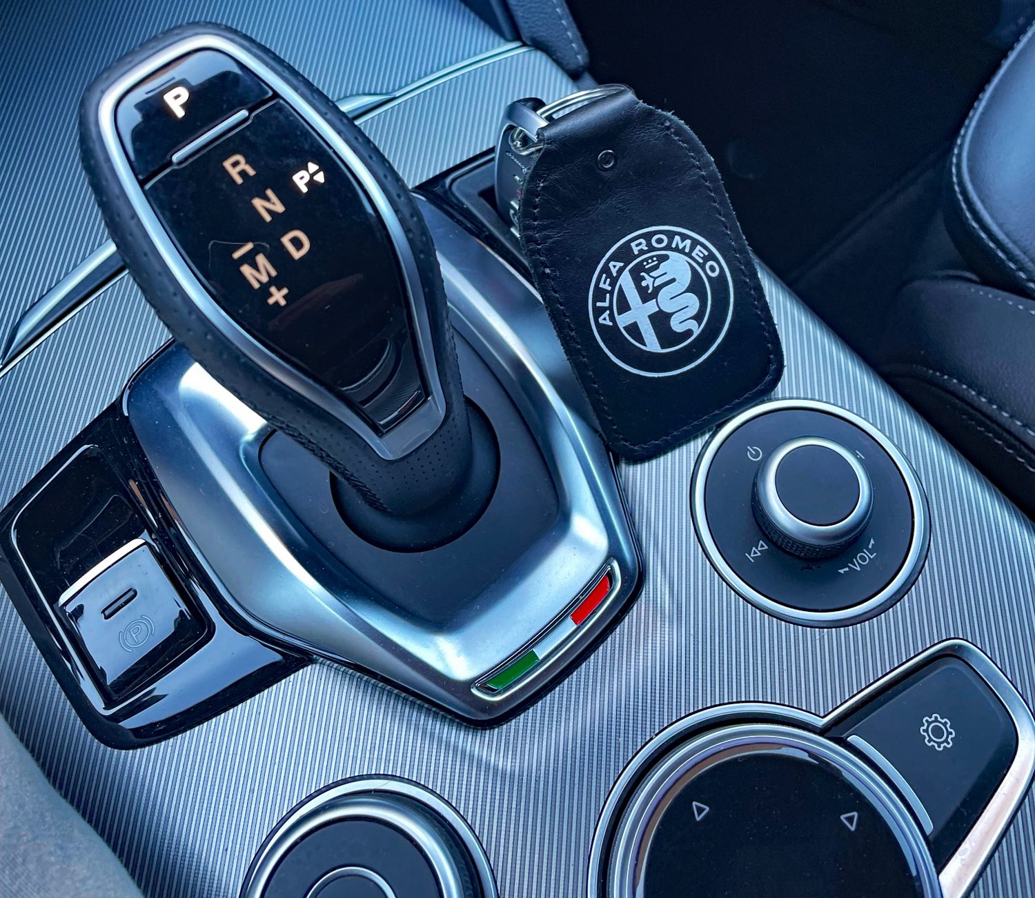 2025 Alfa Romeo Stelvio Veloce, gear selector, key fob holder,