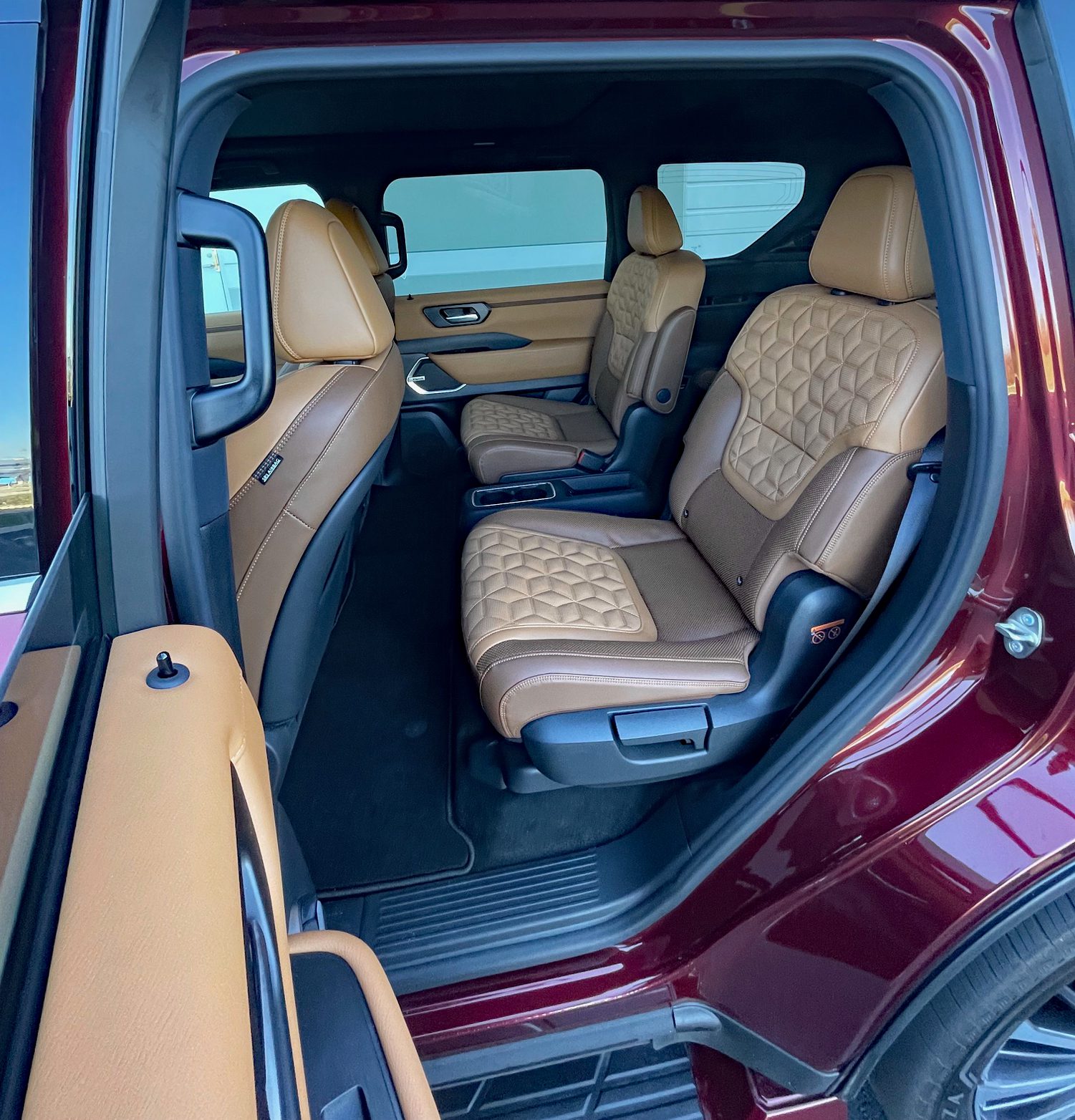 2025 Nissan Armada Platinum Reserve, 2nd-row seats