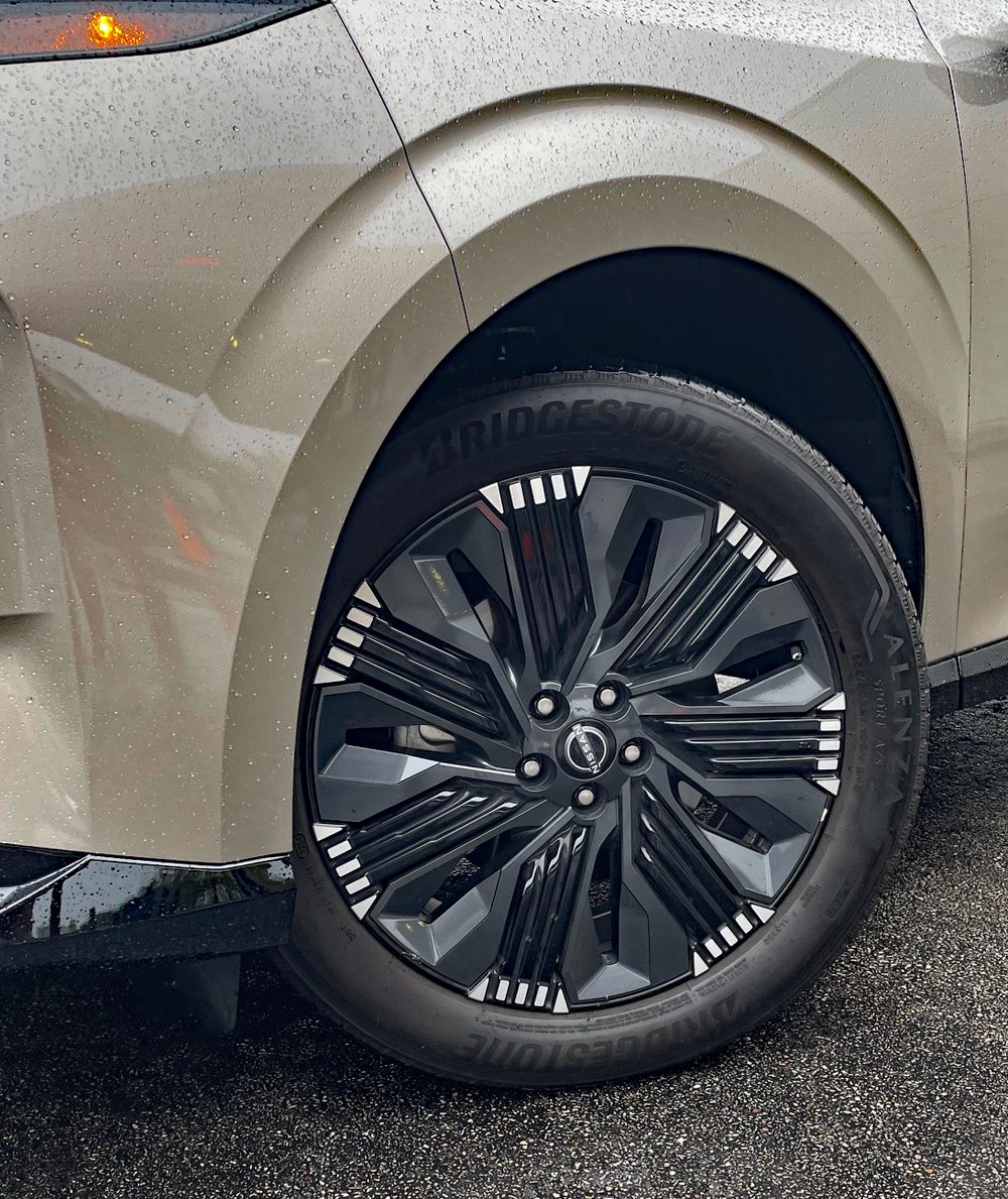 2025 Nissan Murano Platinum in Champagne Silver, wheels, black wheels