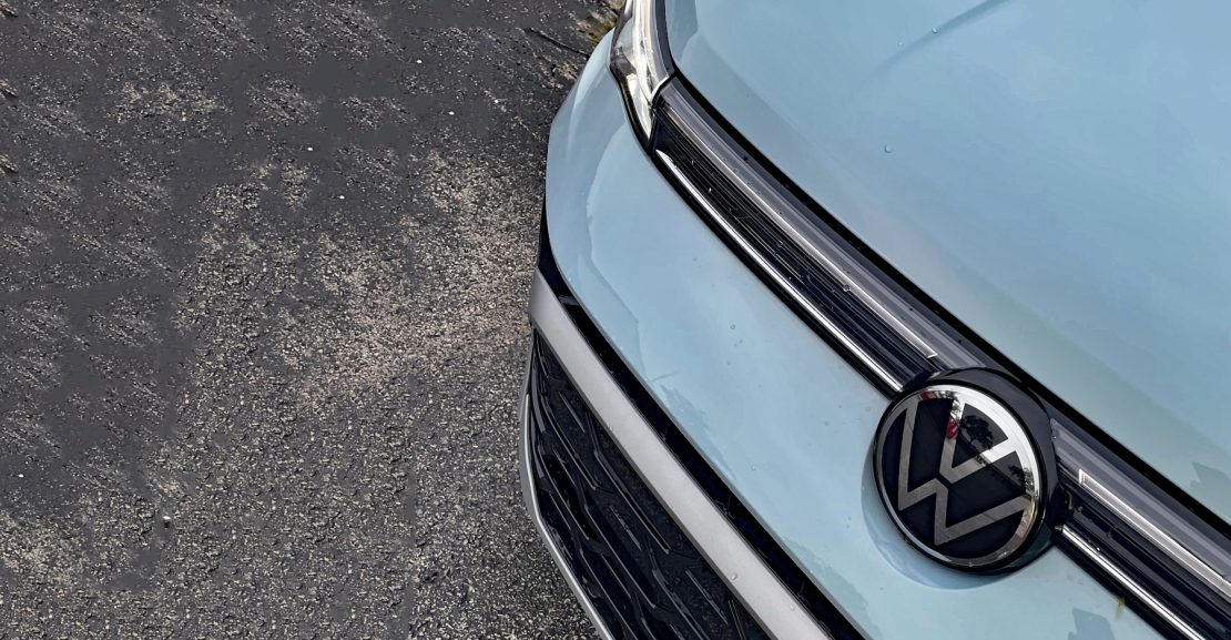 2025 Volkswagen Taos SEL, Monument Gray, grille Detail