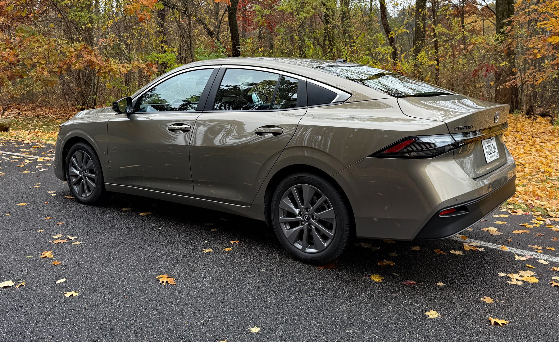 2026 m. Nissan Sentra SL, galinis 3/4 vaizdas,