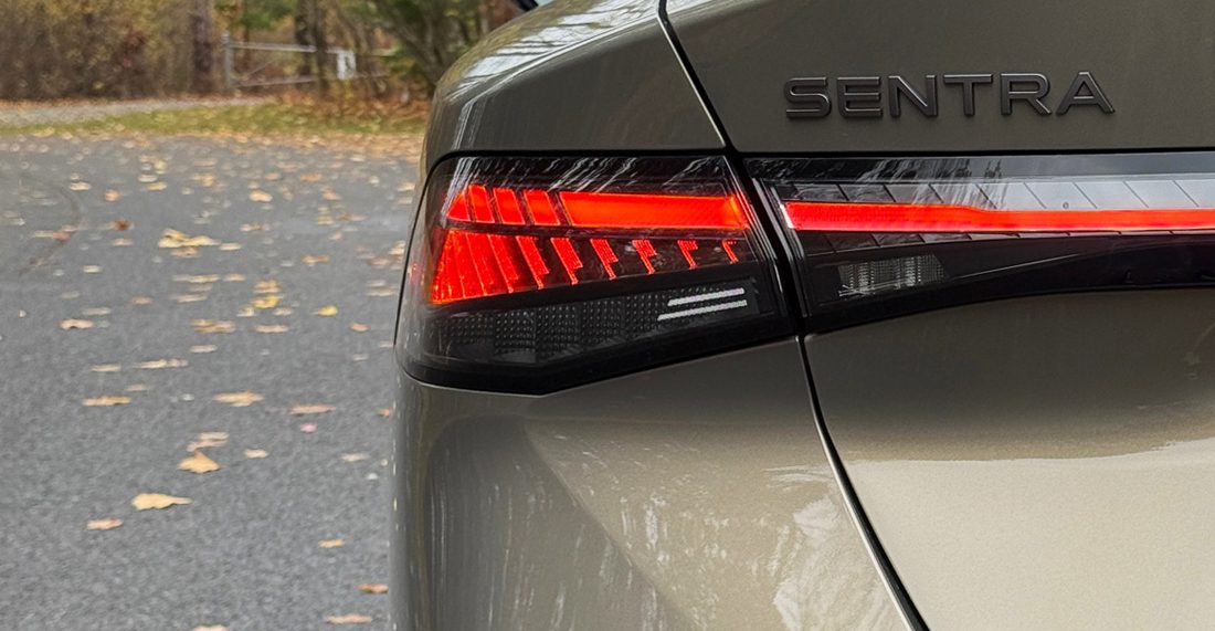 2026 Nissan Sentra SL, galinio žibinto detalė,