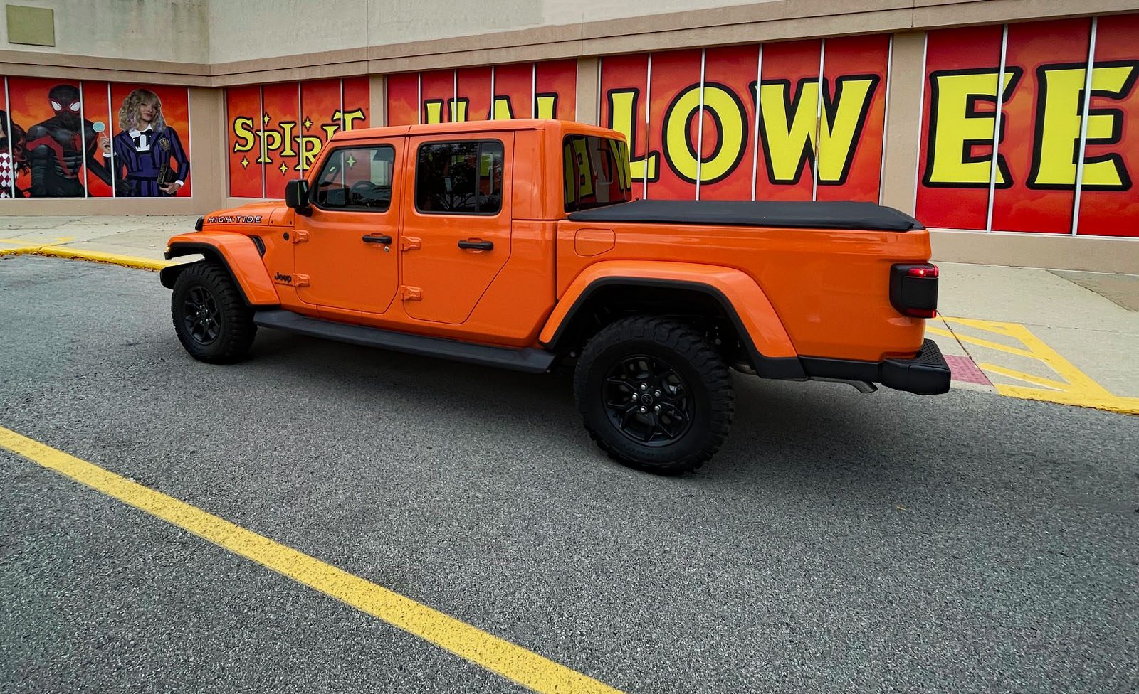 2025 m. Jeep Gladiator High Tide in Joose, vaizdas iš galo 3/4, Spirit Halloween,