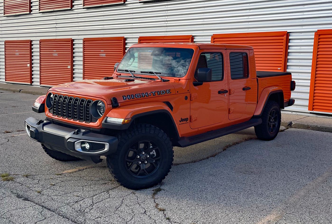 2025 m. Jeep Gladiator High Tide in Joose, vaizdas iš priekio 3/4, oranžiniai, juodi ratai,