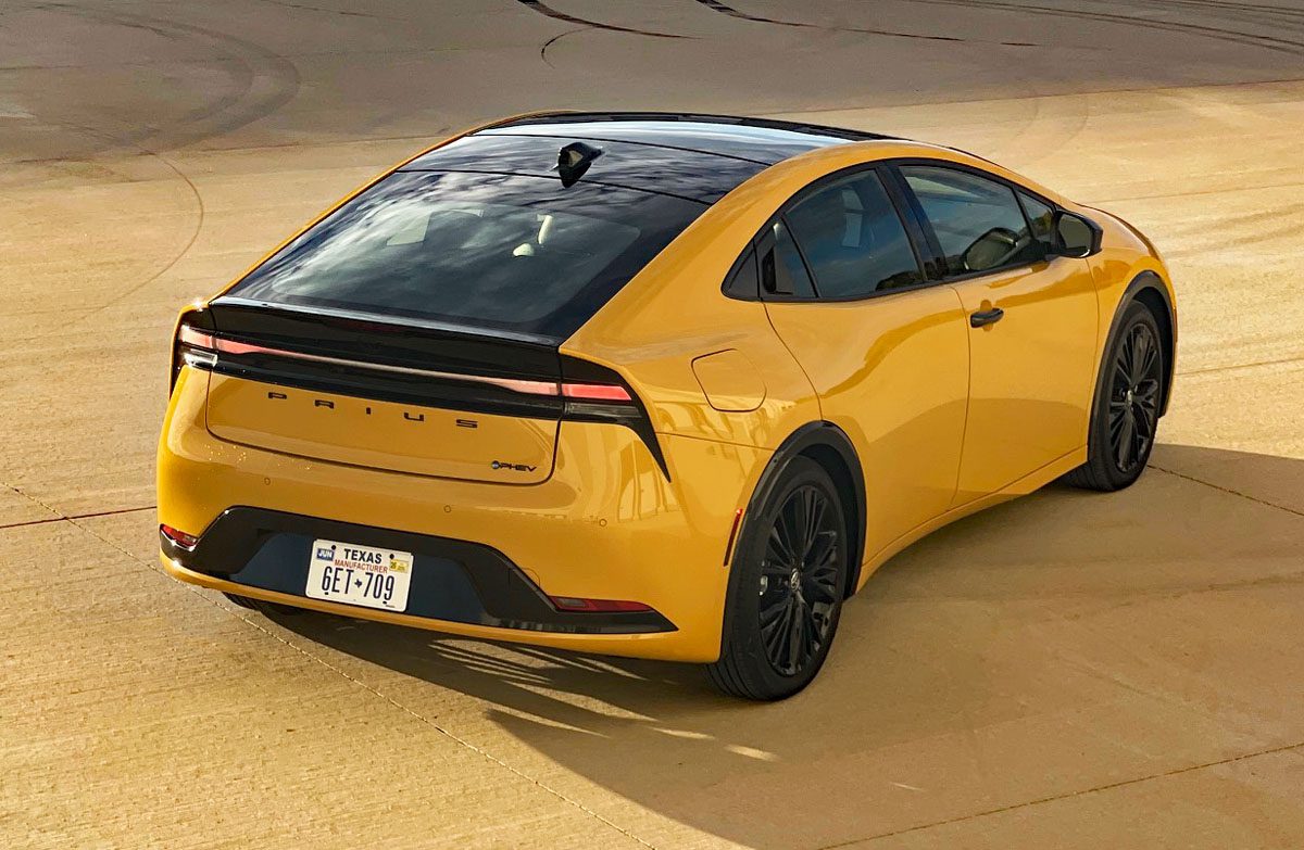 2026 m. Toyota Prius Nightshade Plug-in Hybrid, Karashi, galinis 3/4 vaizdas