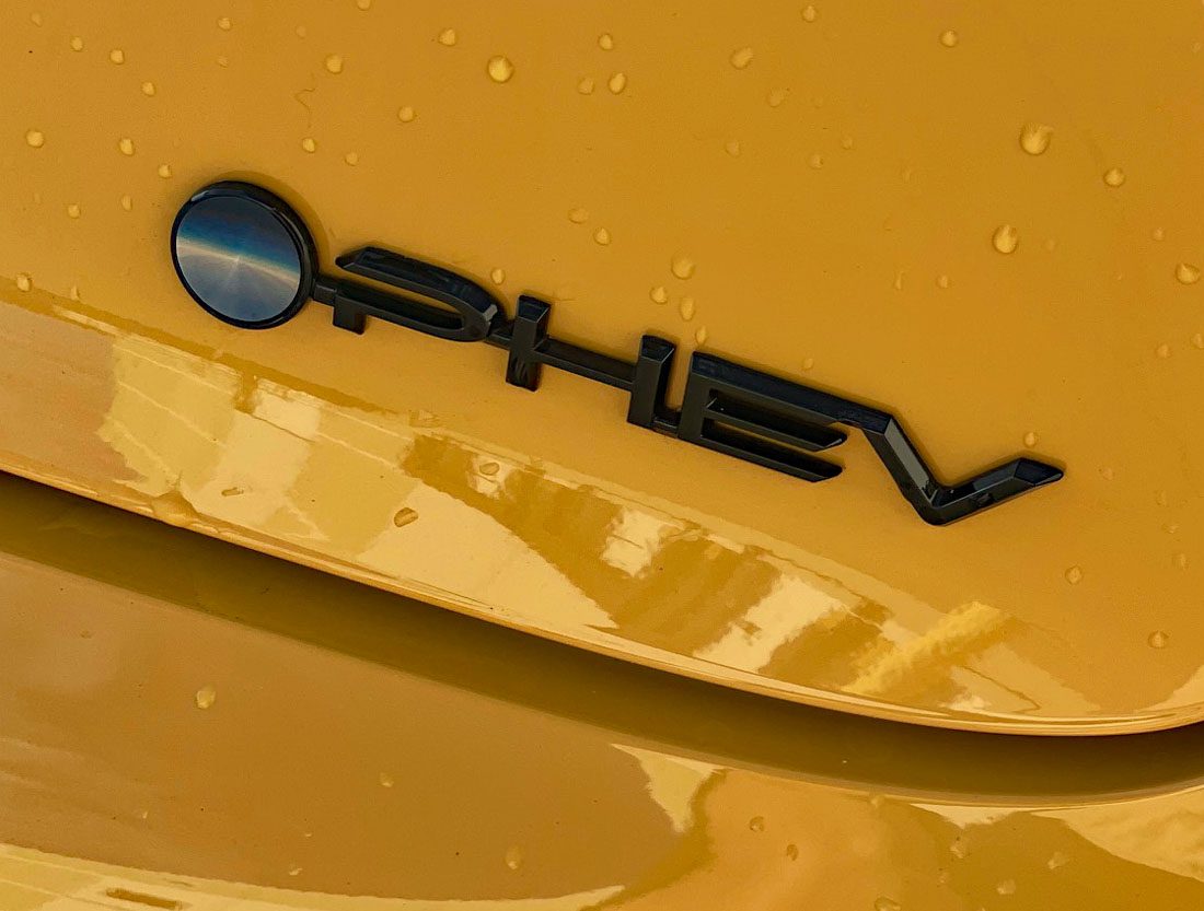 2026 m. Toyota Prius Nightshade Plug-in Hybrid, Karashi, PHEV ženklelis