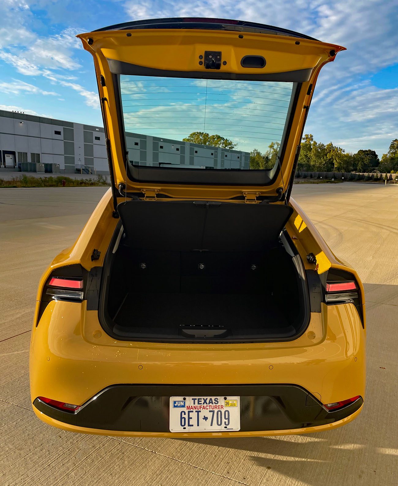 2026 m. Toyota Prius Nightshade Plug-in Hybrid Karashi, bagažinė, galinis liukas,