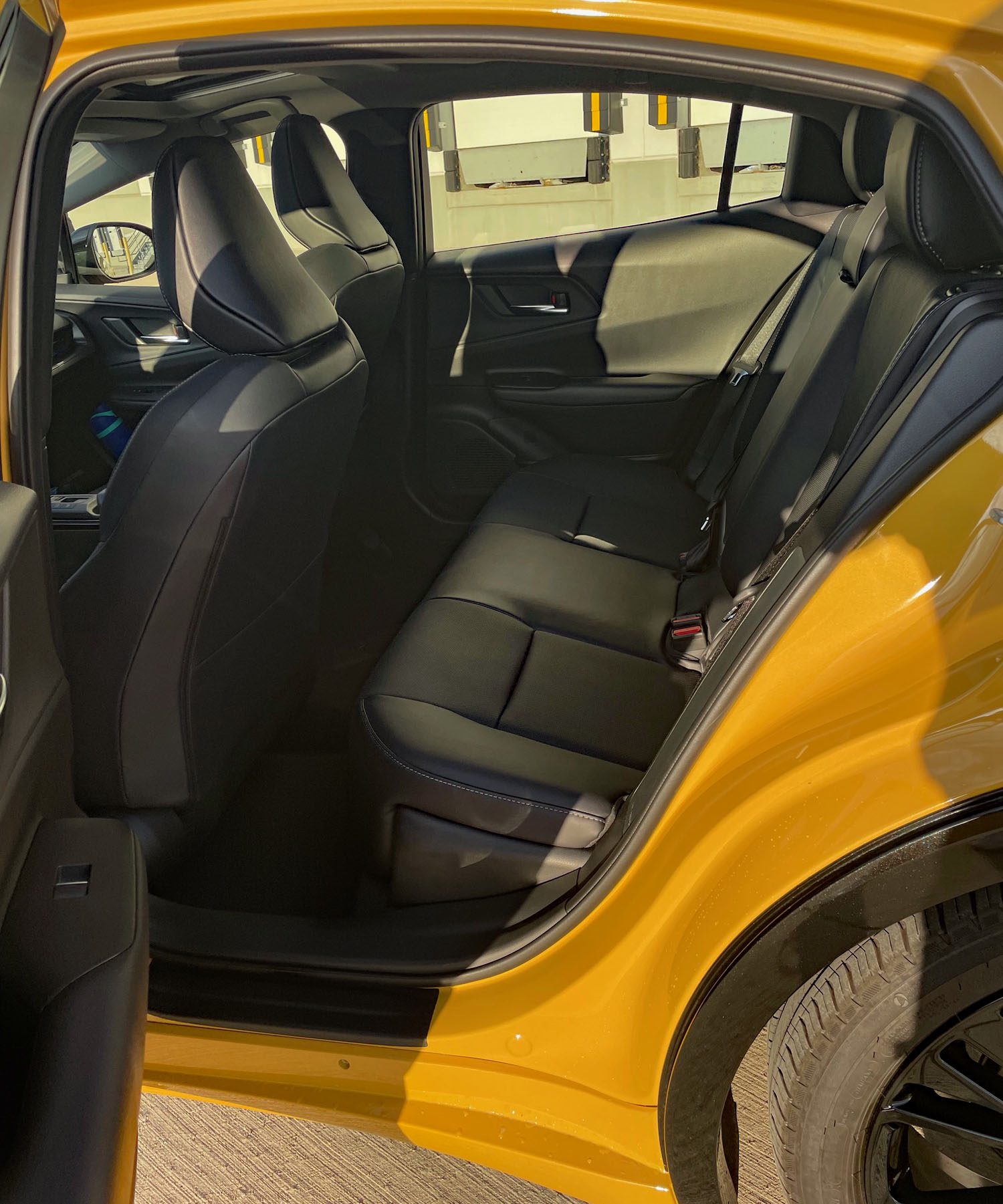 2026 m. Toyota Prius Nightshade Plug-in Hybrid, Karashi, galinė sėdynė, keleivio vieta,