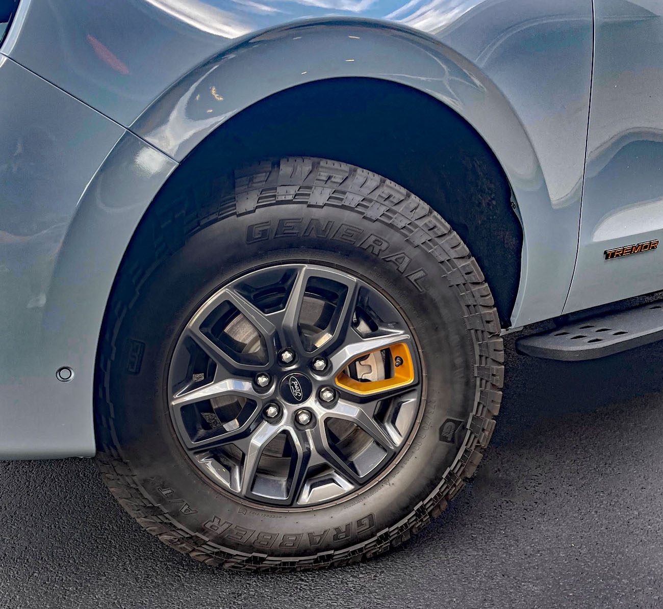 2025 m. „Ford Expedition Tremor“ Glacier Grey spalvos, ratai,