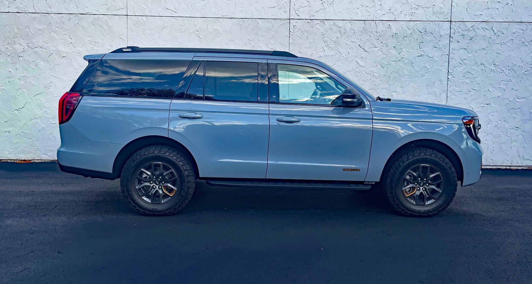 2025 m. „Ford Expedition Tremor“ ledyno pilkos spalvos, profilis,