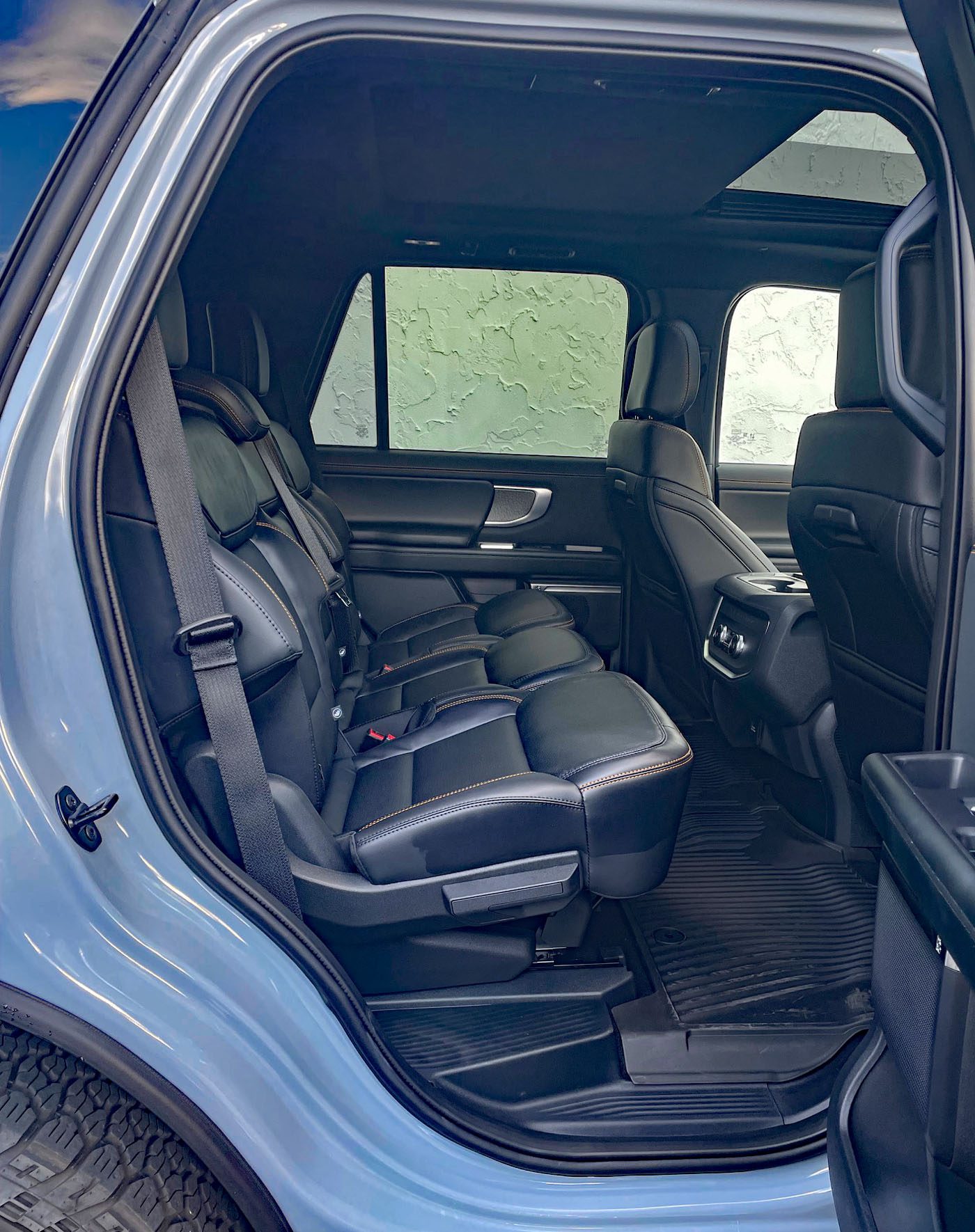 2025 Ford Expedition interjeras, Galinė sėdynė, durys atidarytos,