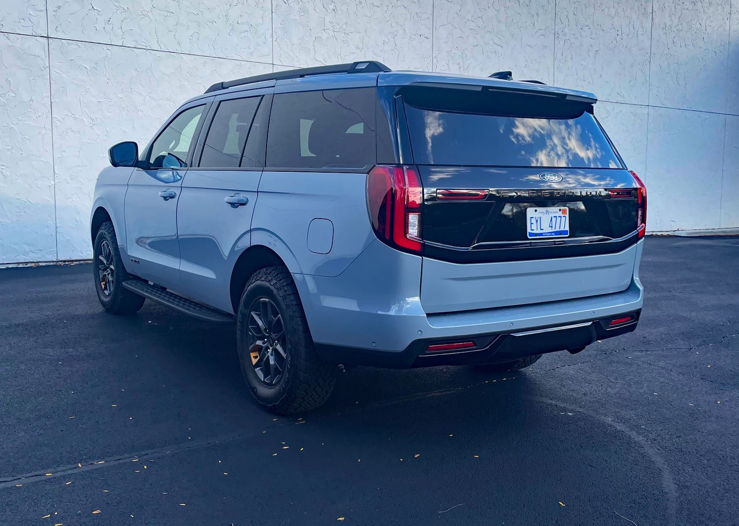 2025 m. „Ford Expedition Tremor“ ledyno pilkos spalvos, vaizdas iš galo 3/4,