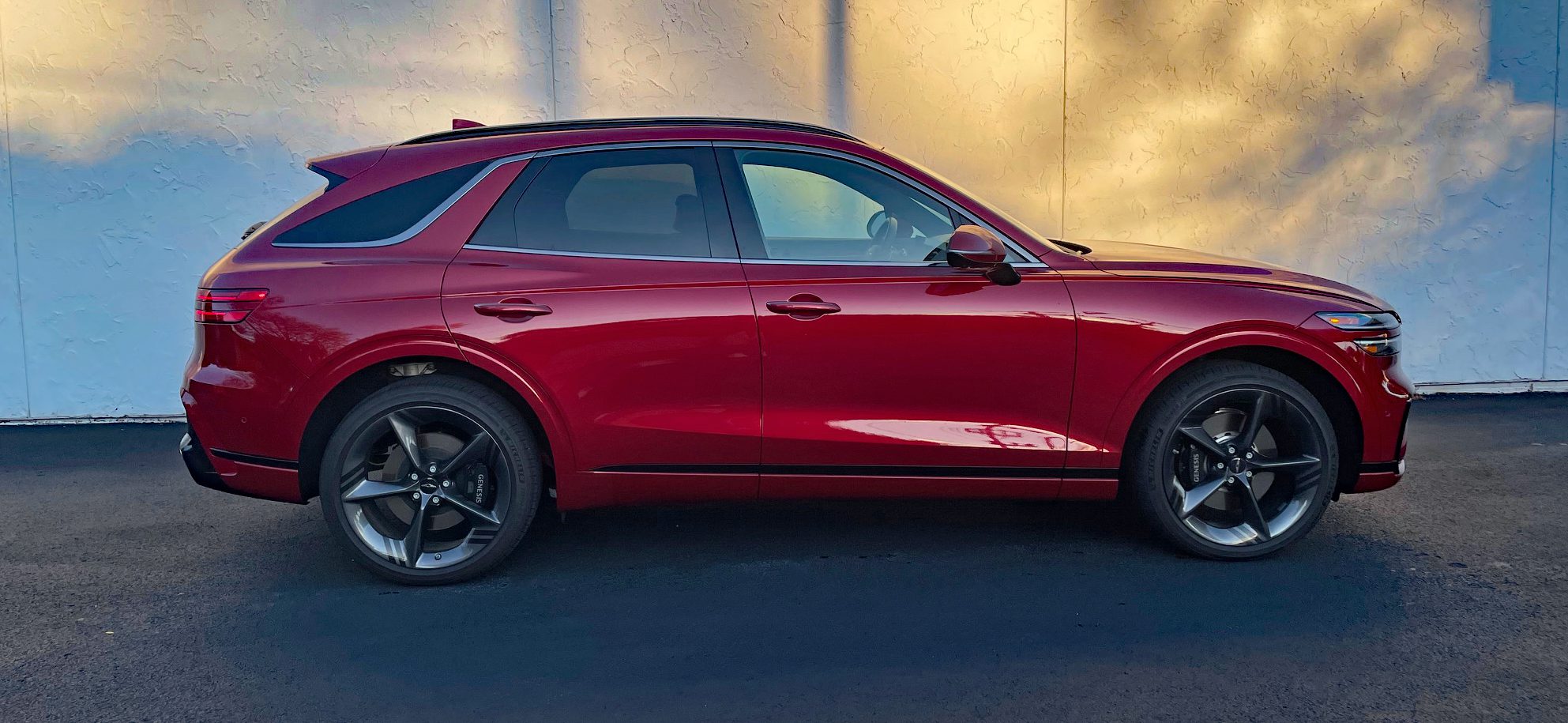 2026 Genesis GV70 Sport Prestige Mauna Red, profilis, saulėlydis, stebuklinga valanda,