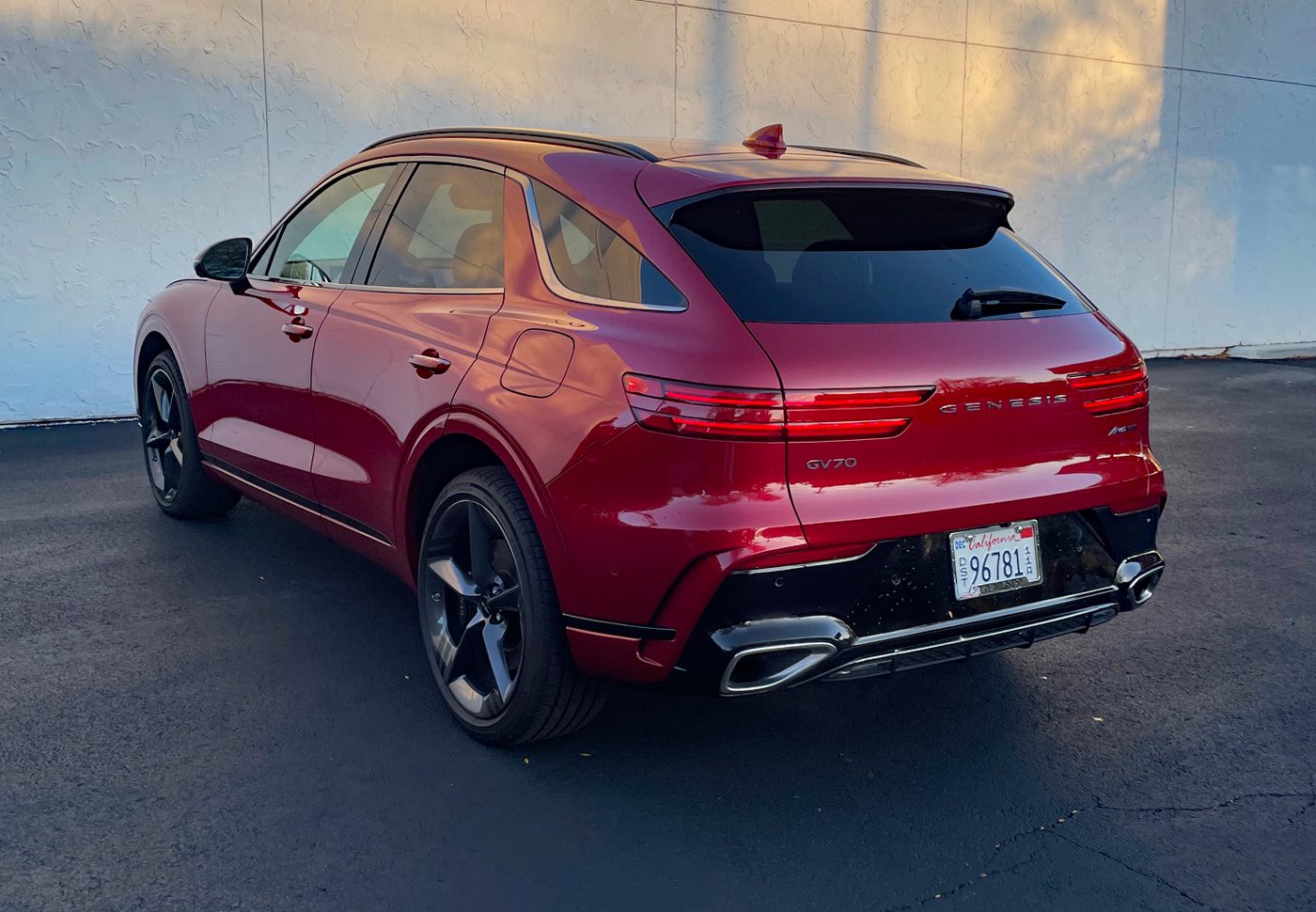 2026 m. „Genesis GV70 Sport Prestige“ Mauna raudonos spalvos, galinis 3/4 vaizdas,