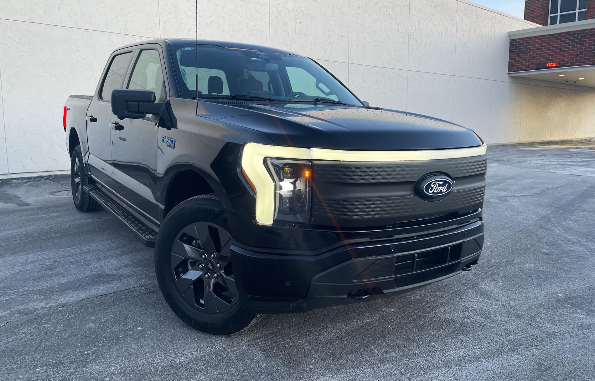 Ford F-150 Lightning, front 3/4 view,