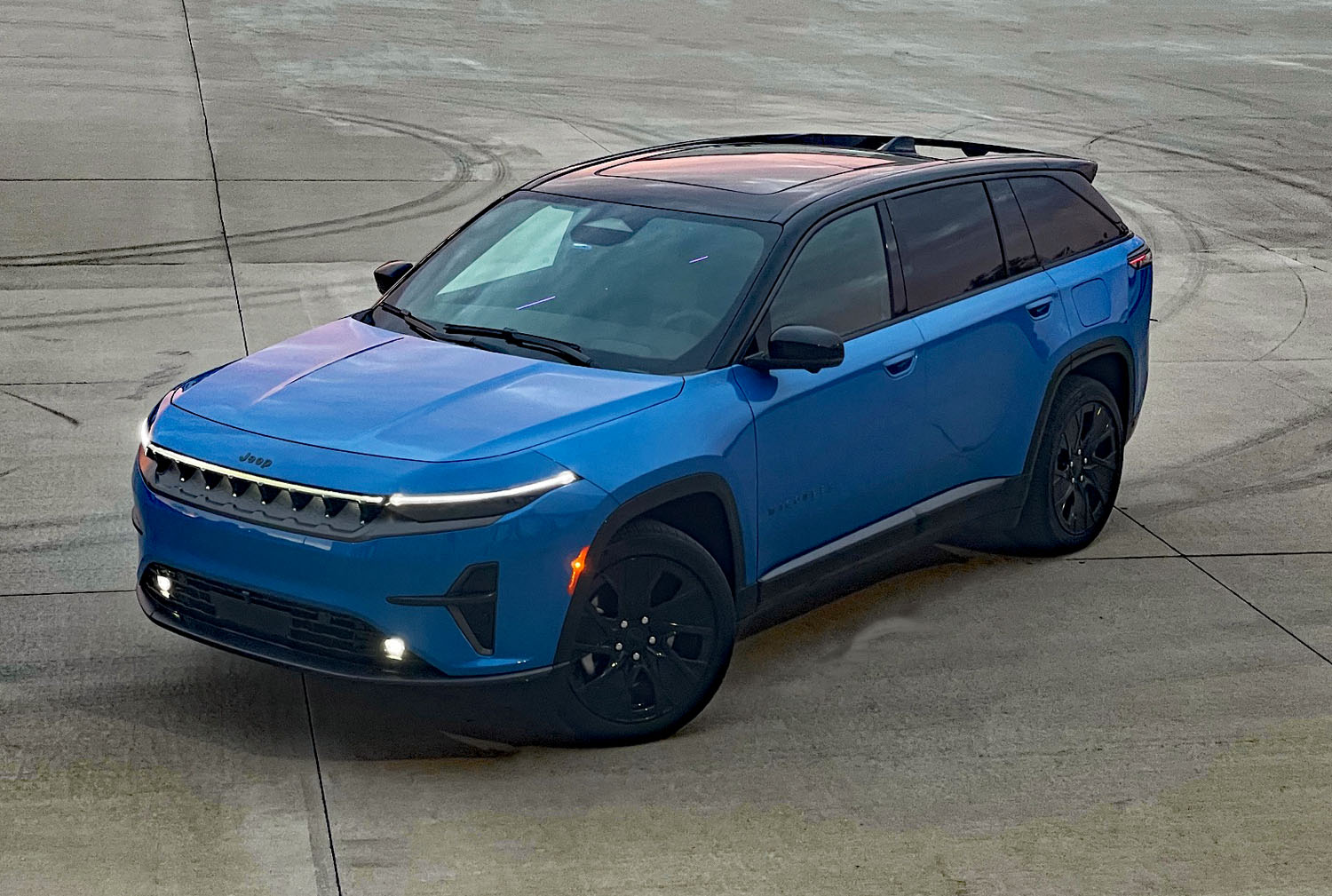 2025 Jeep Wagoneer S Launch Edition in Hydro Blue Pearl, front 3/4 view,