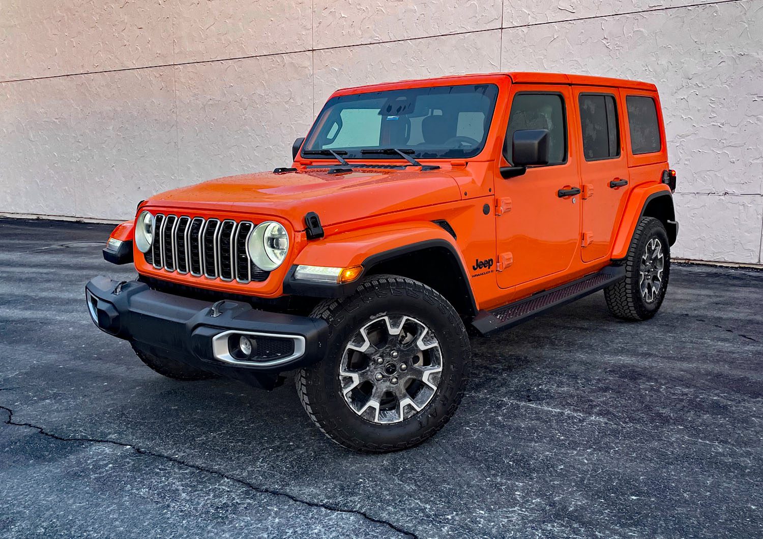 2025 Jeep Wrangler Sahara in Joose, orange, front 3/4 view