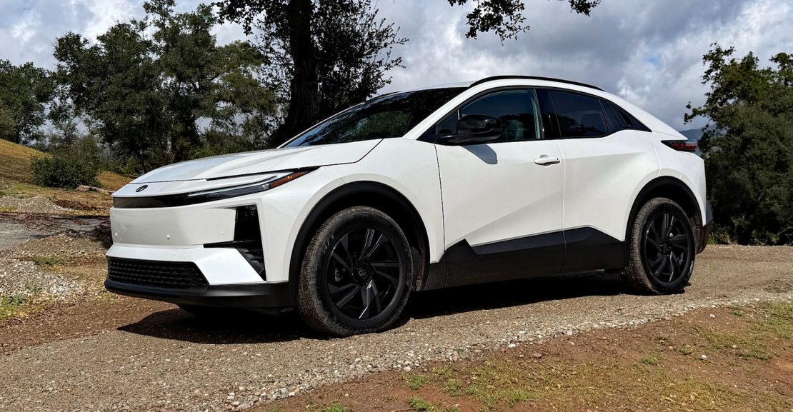 2026 Toyota C-HR SE, White, front 3/4,