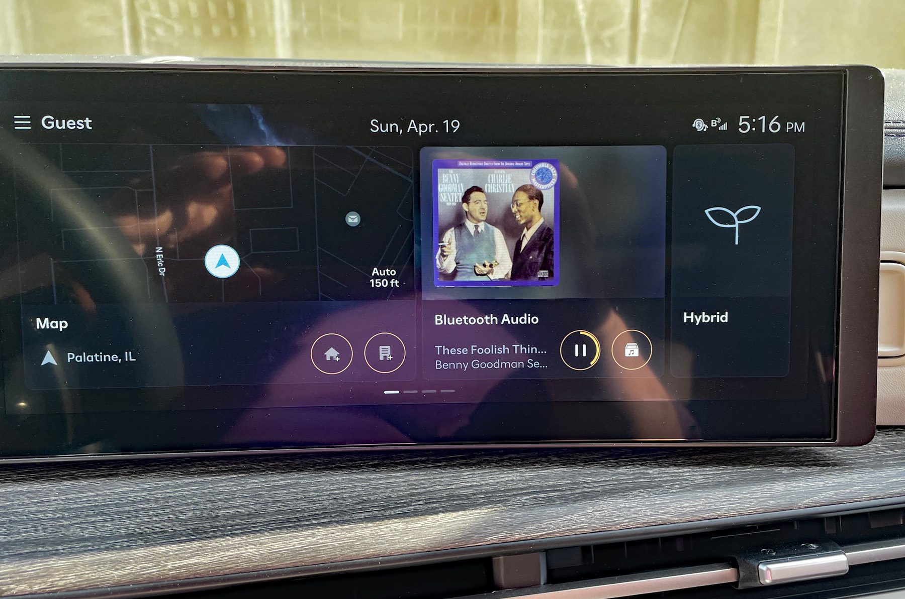 Hyundai Santa Fe Hybrid Calligraphy in Shimmering Silver, touchscreen, Benny Goodman,
