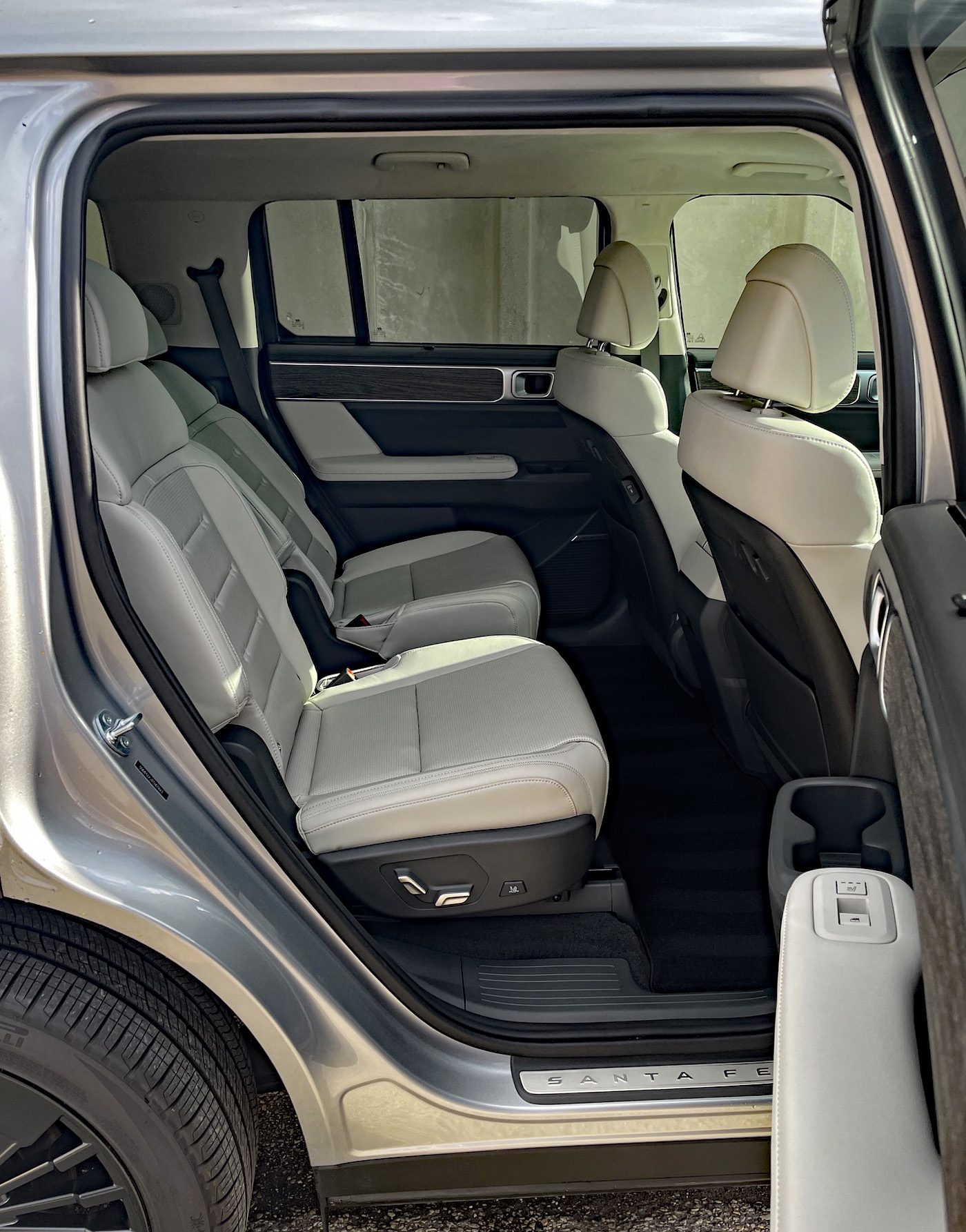 Hyundai Santa Fe Hybrid Calligraphy in Shimmering Silver, rear seat, passenger space,