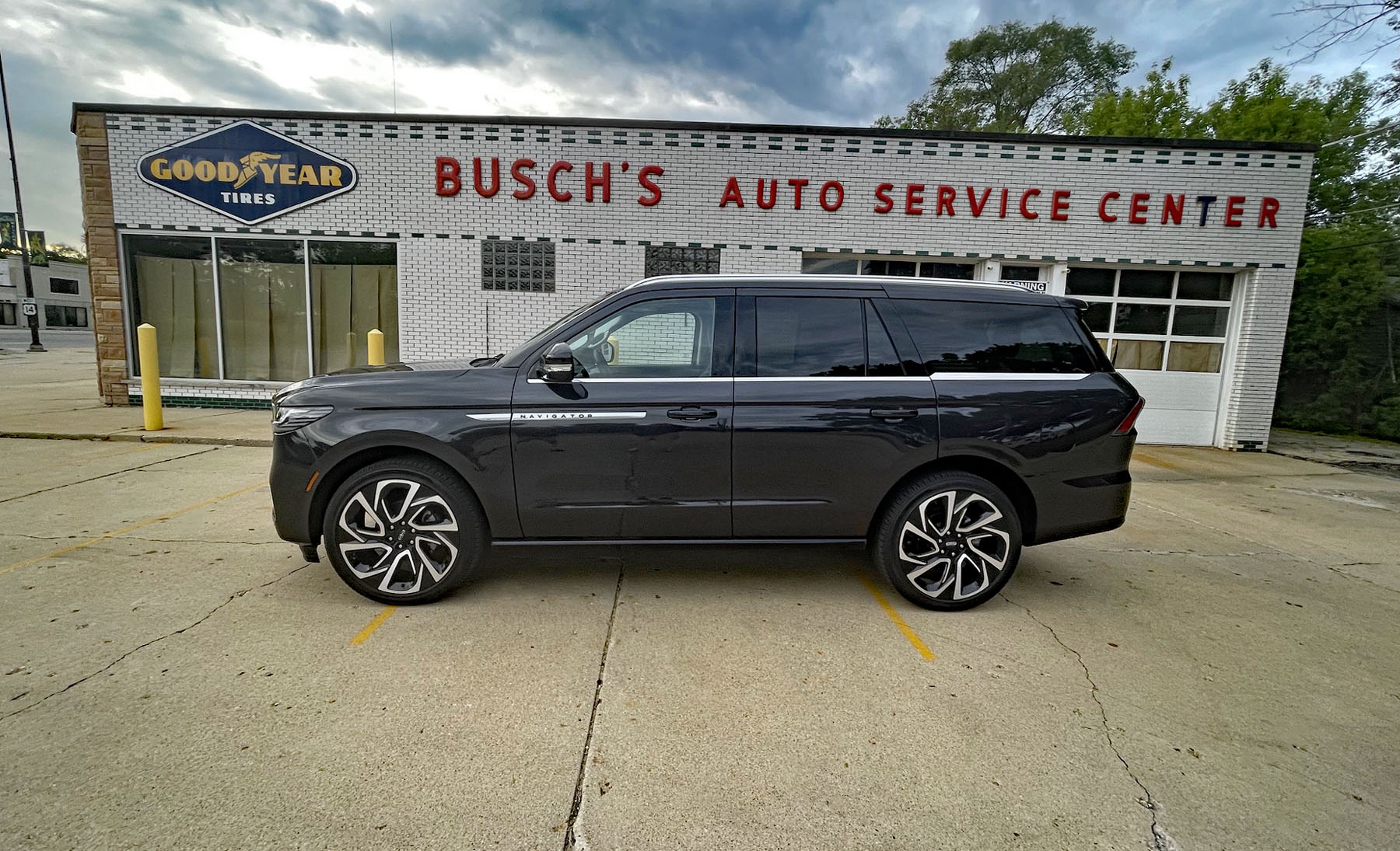2026 Lincoln Navigator Reserve in Starlight Gray, profile, Busch Auto,