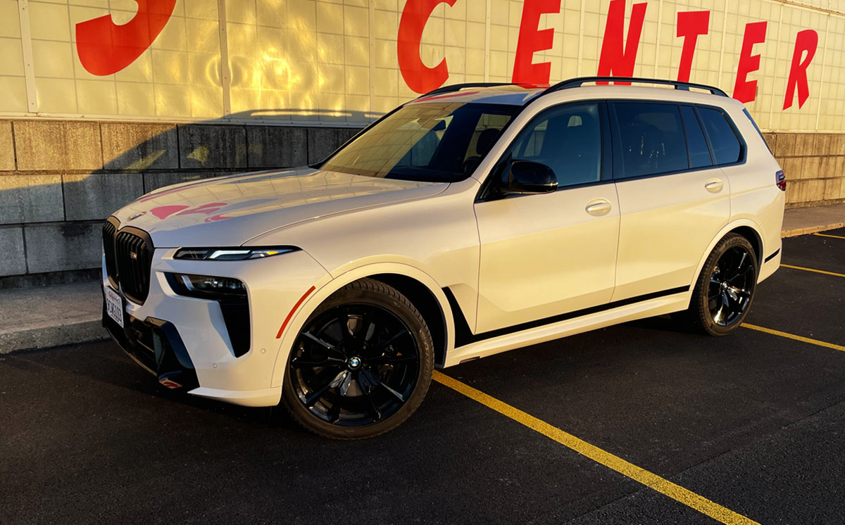 2023 BMW X7 M60i